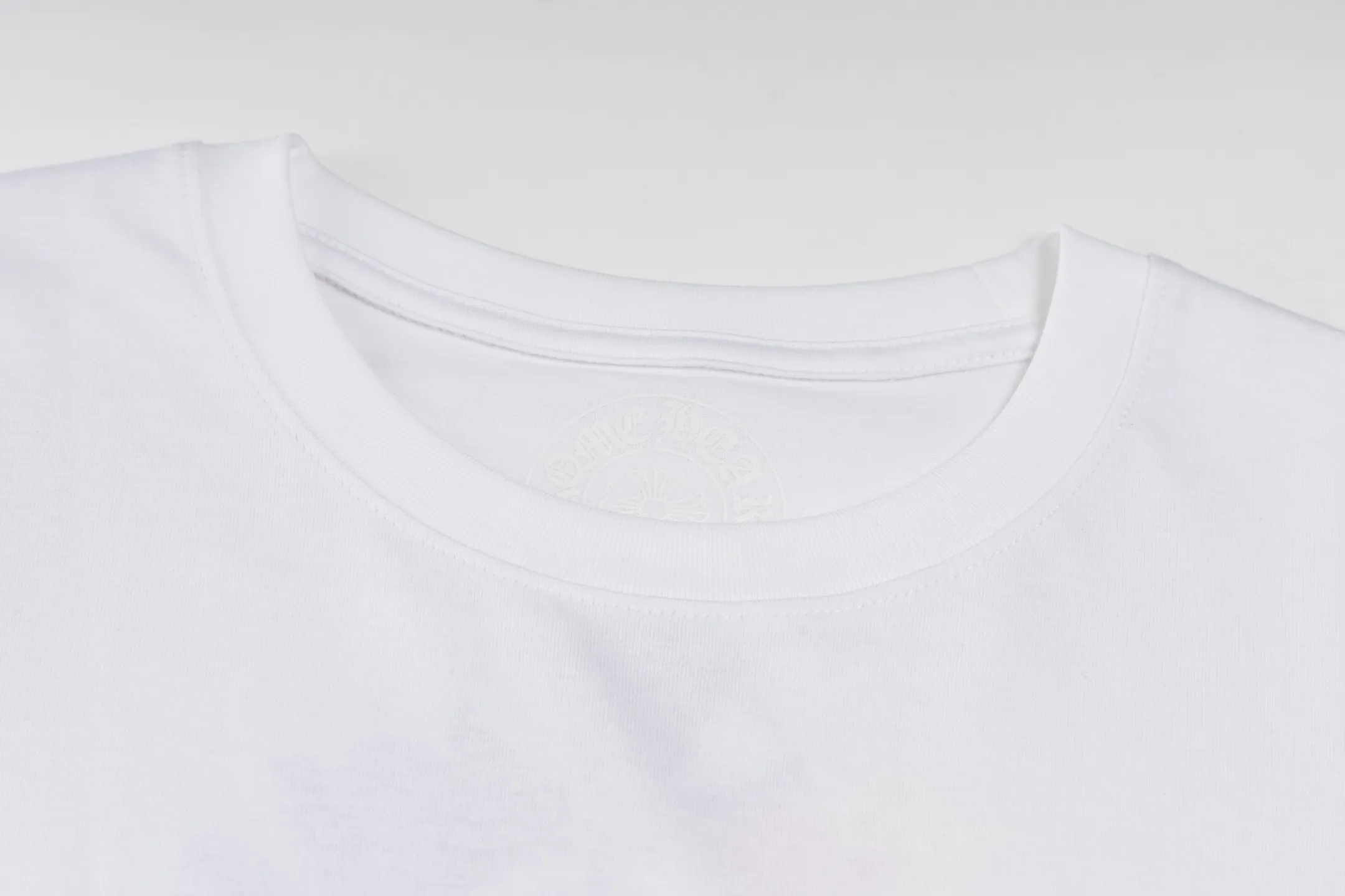 🅿️350 [Exclusive supply] CH Miami limited color cross long sleeves (white) The fabric is made of 26-woven 220-gram high-weight cotton fabric, which is thick and crisp and not easy to deform, with fine texture, breathable and skin-friendly. The design is derived from the CH Miami limited series. The colorful cross print interprets the brand's classic aesthetics, and is trendy and cool with a tension of faith. High-temperature ink printing process, rich color levels and delicate transitions, even large-area complex patterns are still bright and durable without cracking after washing. Size:S-M-L
